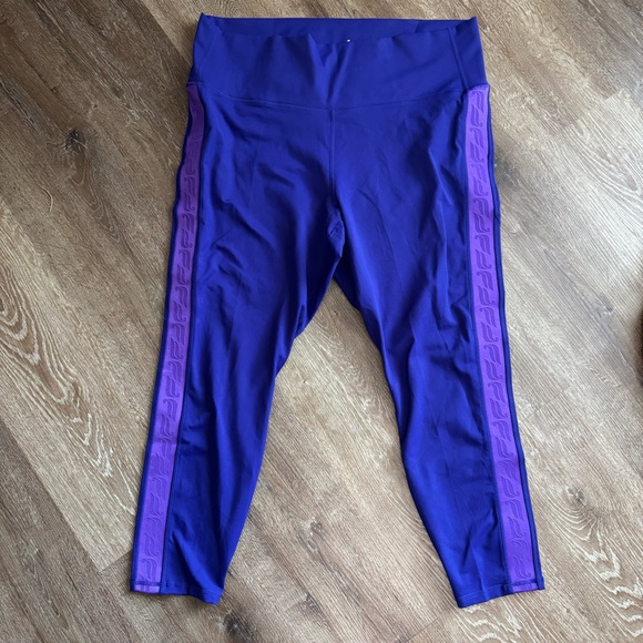 Fabletics Define PowerHold® High-Waisted 7/8 Legging - Picture 3 of 8